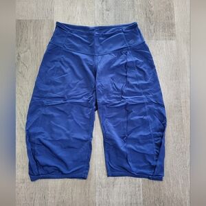 Lululemon size 4 crops, knee length shorts, low rise, blue, workout, VGUC